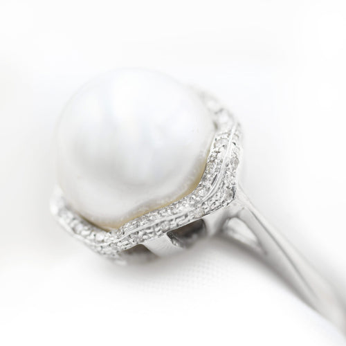 Bague Bague en or blanc 18 carats avec perle australienne et diamants 58 Facettes 22809