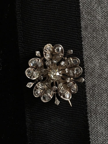 Broche Broche fleur ancienne en or rose 18K, argent et diamants 58 Facettes 256