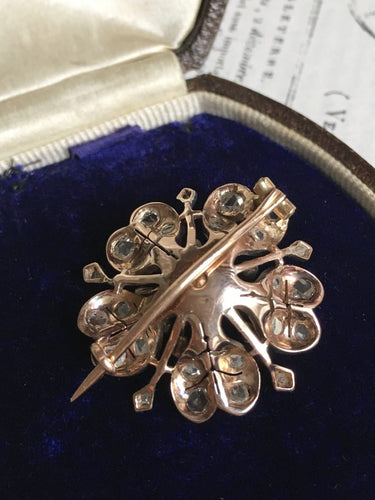 Broche Broche fleur ancienne en or rose 18K, argent et diamants 58 Facettes 256
