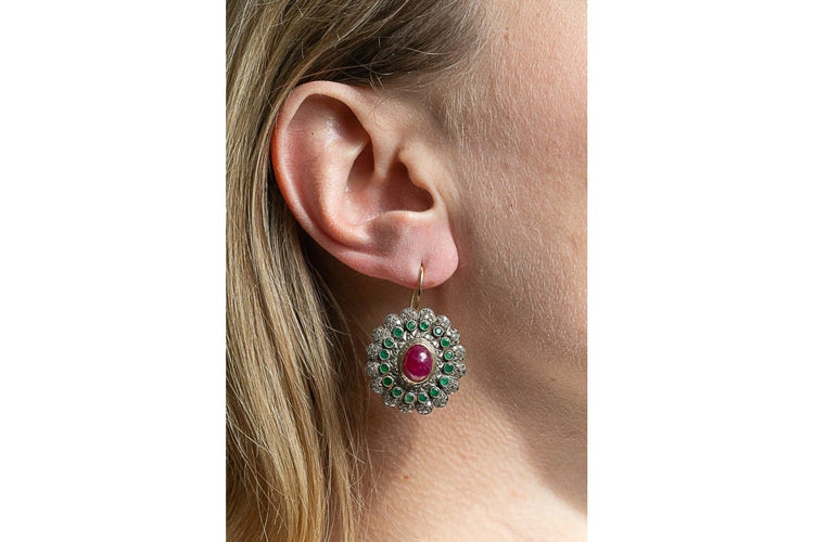 Boucles d'oreilles Boucles d’oreilles anciennes - Or avec rubis, émeraudes et diamants 58 Facettes 9973