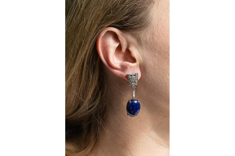 Boucles d'oreilles Style Art déco - Boucles d’oreilles pendantes en platine, lapis-lazuli, diamants et saphirs synthétiques 58 Facettes 10839