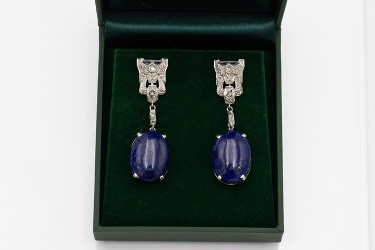Boucles d'oreilles Style Art déco - Boucles d’oreilles pendantes en platine, lapis-lazuli, diamants et saphirs synthétiques 58 Facettes 10839