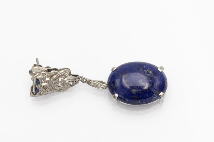 Boucles d'oreilles Style Art déco - Boucles d’oreilles pendantes en platine, lapis-lazuli, diamants et saphirs synthétiques 58 Facettes 10839