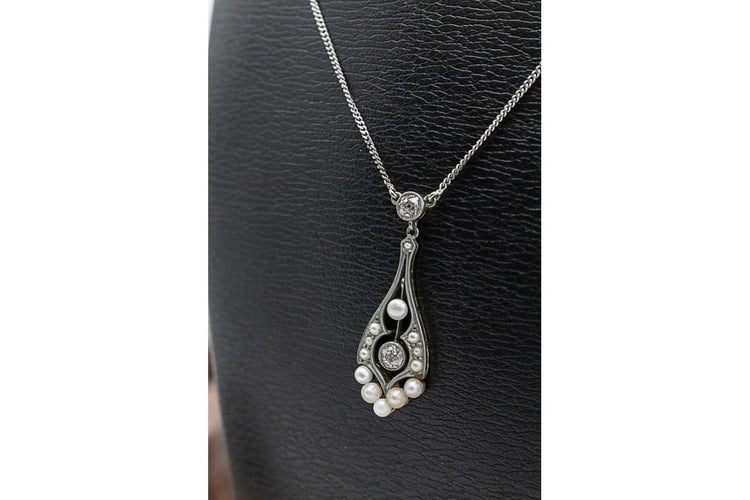 Collier Collier - Pendentif poire en or jaune et blanc avec perles et diamants 58 Facettes 10736