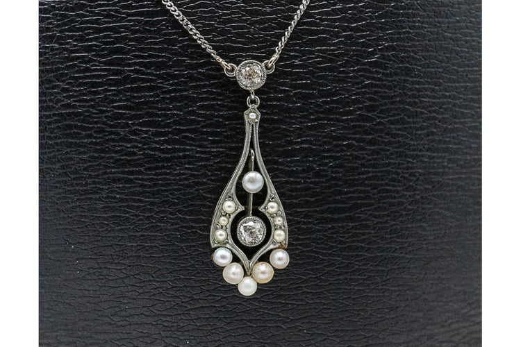 Collier Collier - Pendentif poire en or jaune et blanc avec perles et diamants 58 Facettes 10736