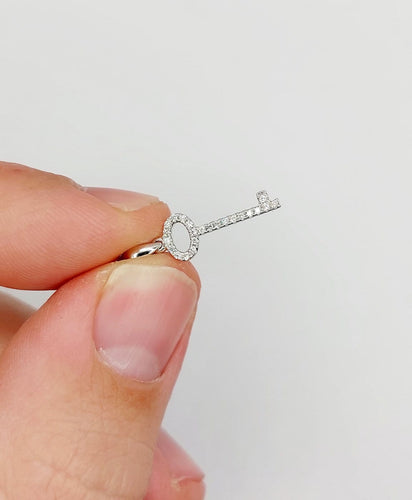 Pendentif Pendentif clé vintage en or blanc 18k pavé de diamants 58 Facettes A07034