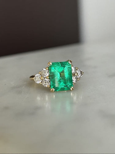 Bague 54 Bague en or jaune 18K avec émeraude colombienne et diamants 58 Facettes 259
