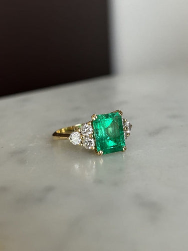Bague 54 Bague en or jaune 18K avec émeraude colombienne et diamants 58 Facettes 259