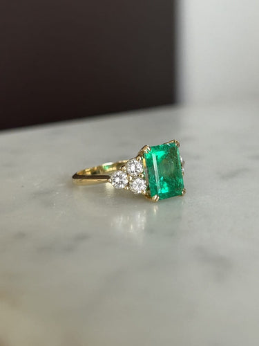 Bague 54 Bague en or jaune 18K avec émeraude colombienne et diamants 58 Facettes 259