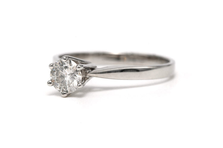 Bague 52 Bague contemporaine en or blanc 18 carats avec diamant taille brillant 58 Facettes 23721
