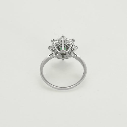 Bague 55 Bague Marguerite en or gris, émeraude et diamants 58 Facettes 260212