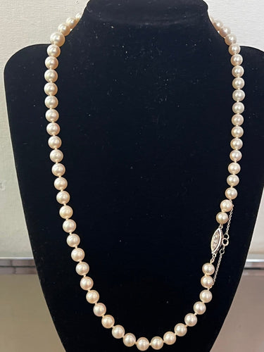 Collier Collier en chute Akoya 53,5 cm en or gris et diamants 58 Facettes 938