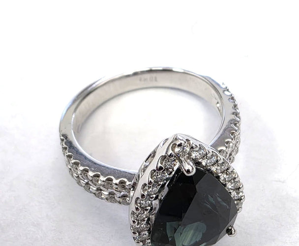 Bague 54 Bague en or blanc avec saphir poire et diamants 58 Facettes 274/26 A