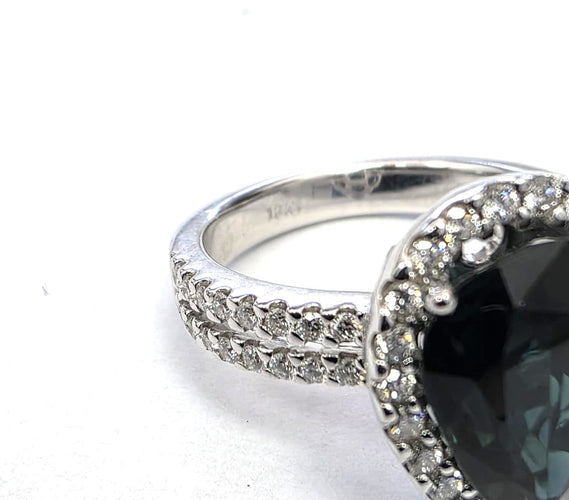 Bague 54 Bague en or blanc avec saphir poire et diamants 58 Facettes 274/26 A