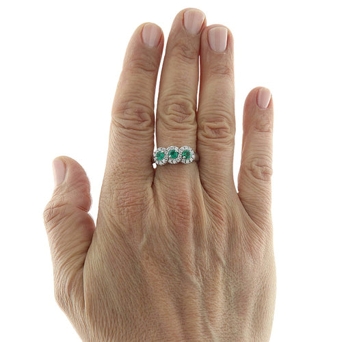 https://www.gioielleriaguidetti.it/wp-content/uploads/2026/03/G3906-anello-oro-bianco-smeraldi-diamanti-brillanti-4.jpg