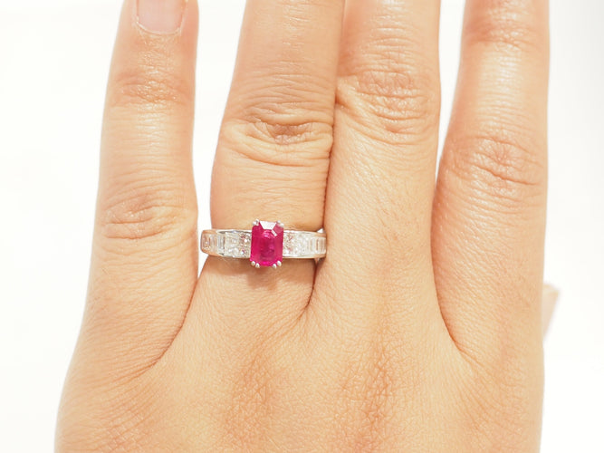 Bague 53 Bague en or blanc 18 carats avec rubis 1,30 ct et diamants 0,74 ct 58 Facettes 33747