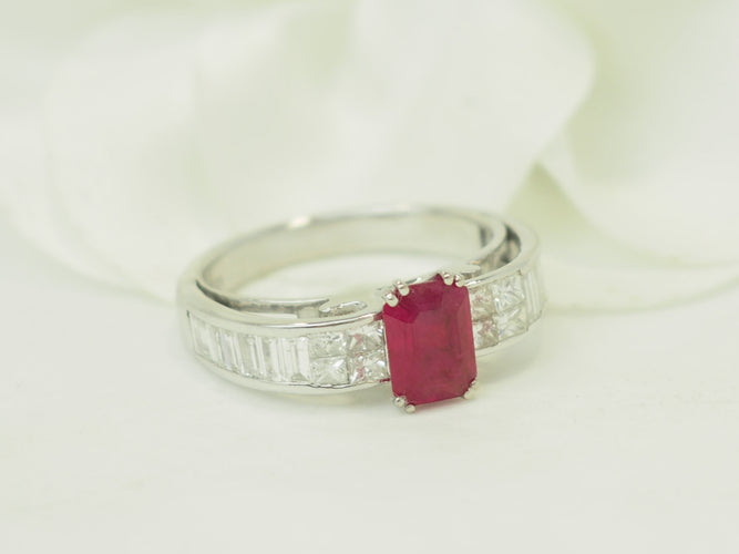 Bague 53 Bague en or blanc 18 carats avec rubis 1,30 ct et diamants 0,74 ct 58 Facettes 33747