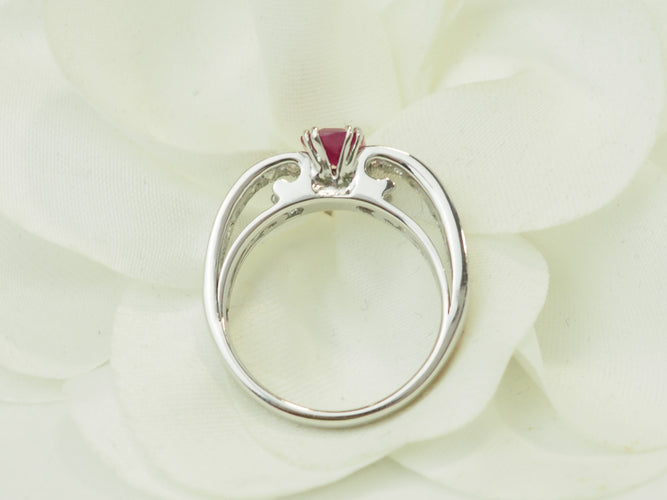 Bague 53 Bague en or blanc 18 carats avec rubis 1,30 ct et diamants 0,74 ct 58 Facettes 33747