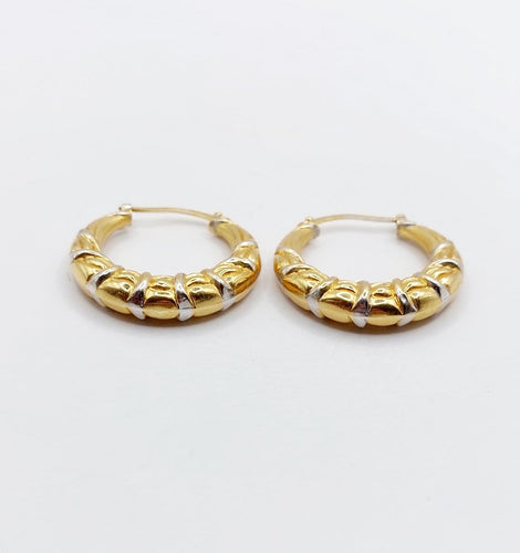 Boucles d'oreilles Créoles vintage en or blanc et jaune 18k 58 Facettes A06930