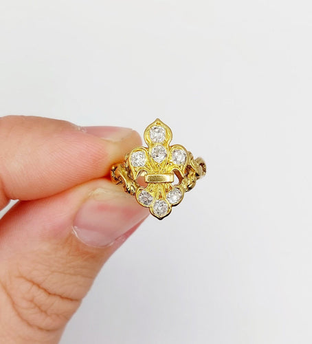 Bague 45.5 Bague chevalière fleur de lys en or 18k et diamants taille ancienne 58 Facettes A07053