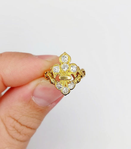 Bague 45.5 Bague chevalière fleur de lys en or 18k et diamants taille ancienne 58 Facettes A07053