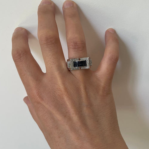 Bague 55 Bague Tank pont en or blanc et saphirs calibrés, diamants 58 Facettes LMB-346