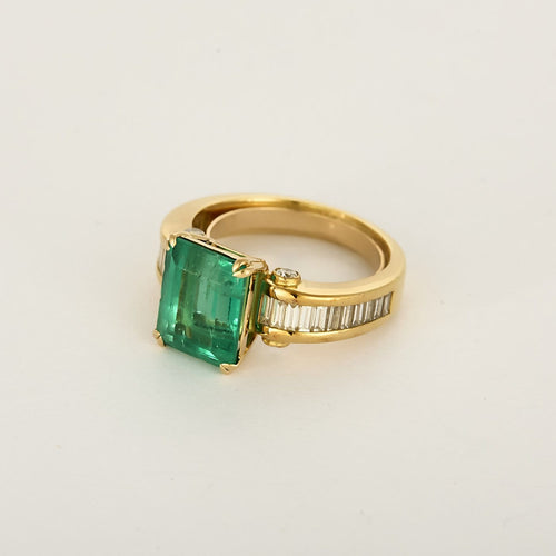 Bague 52 Bague en or jaune, émeraude rectangulaire 3.75 carat environ et diamants baguette 58 Facettes 260293