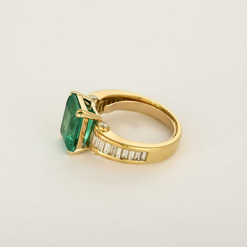 Bague 52 Bague en or jaune, émeraude rectangulaire 3.75 carat environ et diamants baguette 58 Facettes 260293
