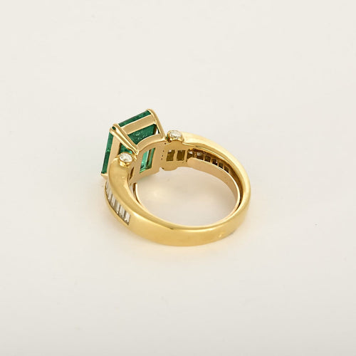 Bague 52 Bague en or jaune, émeraude rectangulaire 3.75 carat environ et diamants baguette 58 Facettes 260293