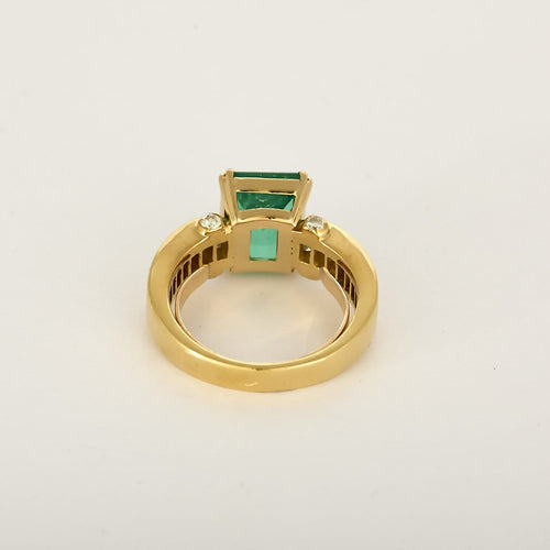 Bague 52 Bague en or jaune, émeraude rectangulaire 3.75 carat environ et diamants baguette 58 Facettes 260293