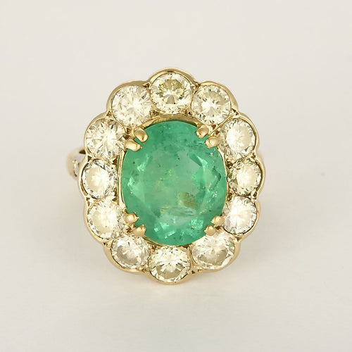 Bague 43 Elegante Bague Marguerite en or jaune, émeraude 3.80 carats environ et diamants 58 Facettes 260210