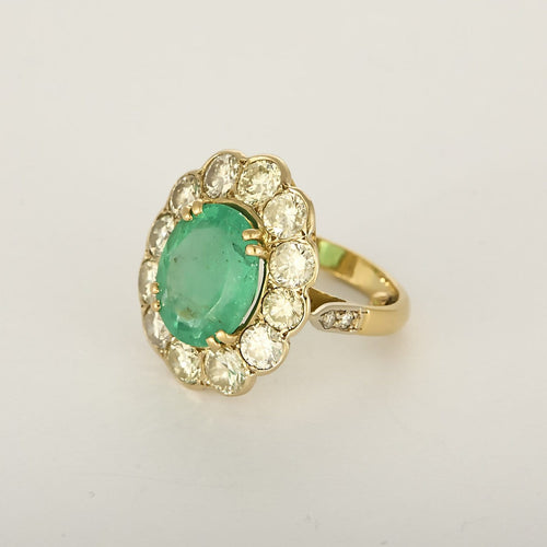 Bague 43 Elegante Bague Marguerite en or jaune, émeraude 3.80 carats environ et diamants 58 Facettes 260210