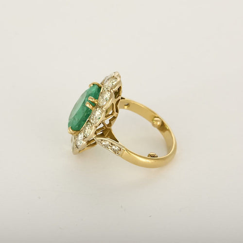 Bague 43 Elegante Bague Marguerite en or jaune, émeraude 3.80 carats environ et diamants 58 Facettes 260210