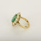 Bague 43 Elegante Bague Marguerite en or jaune, émeraude 3.80 carats environ et diamants 58 Facettes 260210