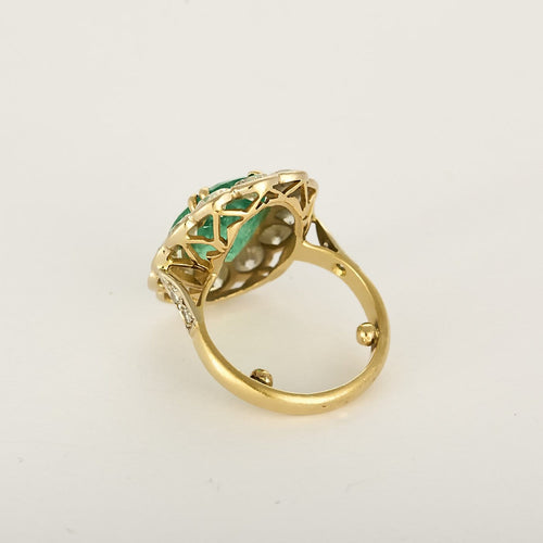 Bague 43 Elegante Bague Marguerite en or jaune, émeraude 3.80 carats environ et diamants 58 Facettes 260210