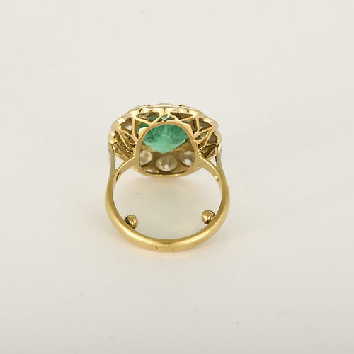 Bague 43 Elegante Bague Marguerite en or jaune, émeraude 3.80 carats environ et diamants 58 Facettes 260210