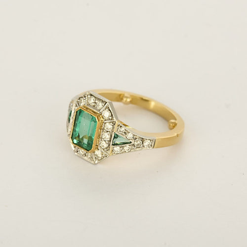 Bague 45 Elegante Bague style Art Déco en or jaune, or gris, émeraude rectangulaire 0.80 carat et petits diamants 58 Facettes 260275