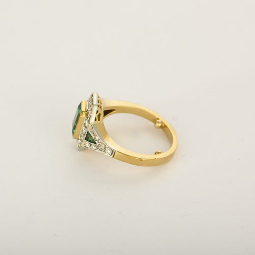 Bague 45 Elegante Bague style Art Déco en or jaune, or gris, émeraude rectangulaire 0.80 carat et petits diamants 58 Facettes 260275
