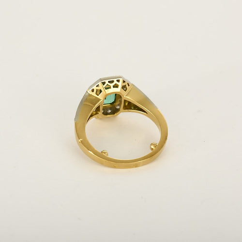 Bague 45 Elegante Bague style Art Déco en or jaune, or gris, émeraude rectangulaire 0.80 carat et petits diamants 58 Facettes 260275