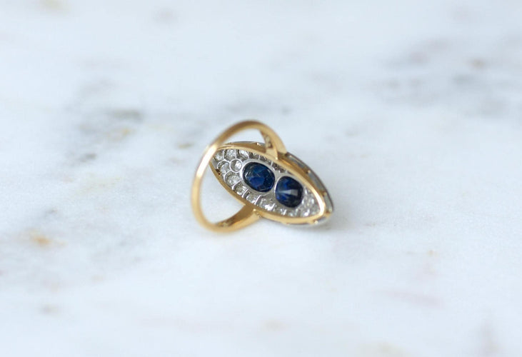 Bague 51 Bague marquise en or jaune 18 kt et platine, saphirs de Ceylan et diamants 58 Facettes