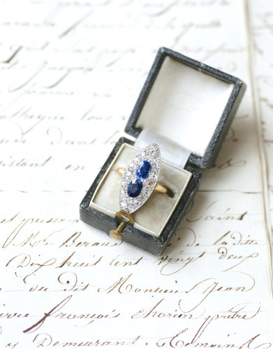 Bague 51 Bague marquise en or jaune 18 kt et platine, saphirs de Ceylan et diamants 58 Facettes