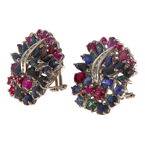 Boucles d'oreilles Boucles d'oreilles fleur en or blanc 18 kt avec diamants, rubis et saphirs 58 Facettes G3936