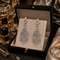 Boucles d'oreilles Boucles d’oreilles chandelier longues en or blanc 18k et diamants 58 Facettes 50463