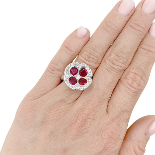 Bague 54 Bague "Fleur", or blanc, rubis synthétiques et diamants. 58 Facettes 35614