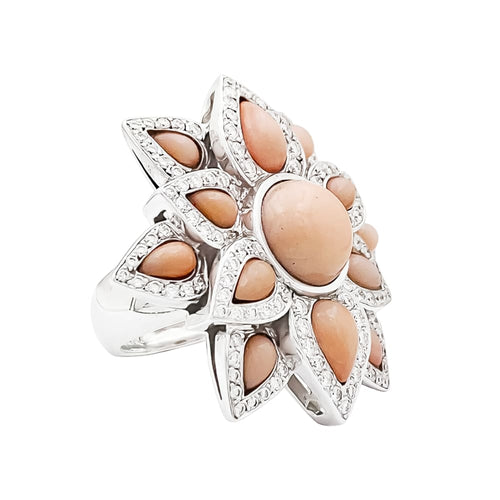 Bague 52 Bague fleur, or blanc, diamants et corail peau d'ange. 58 Facettes 35535