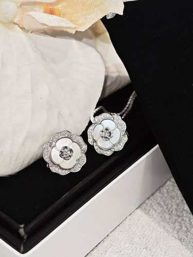 Boucles d'oreilles Chanel De Camélia - Boucles d’oreilles en or blanc 18k, diamants 58 Facettes Jnci13