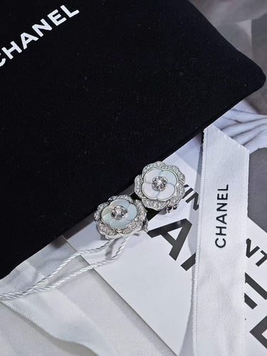Boucles d'oreilles Chanel De Camélia - Boucles d’oreilles en or blanc 18k, diamants 58 Facettes Jnci13