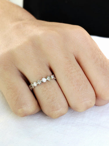 Bague 52 Alliance demi-tour en or blanc 18 carats et diamants 58 Facettes id: 1753513
