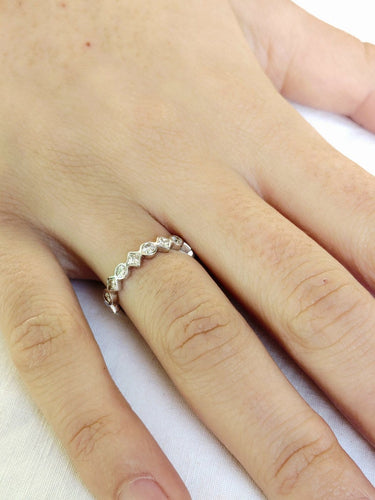 Bague 52 Alliance demi-tour en or blanc 18 carats et diamants 58 Facettes id: 1753513