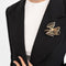 Broche Broche nœud en or jaune, diamants et émeraudes 58 Facettes 36314